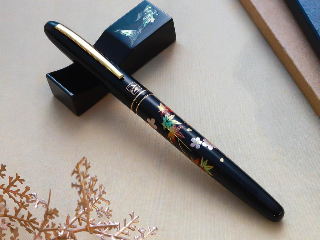 WANCHER Kuretake Modern Cherry Blossom and Maple Leaf Fountain Wancher Limited Edition Fountain Fine Maki-e Pen, [Wancher Pen] (F Nib)