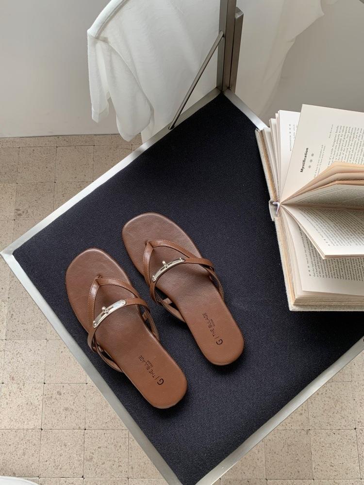 Flip-Flops Women'S Summer Metal Lock Flat Bottom Toe Fashionable Versatile Flip-Flops Women'S Shoes