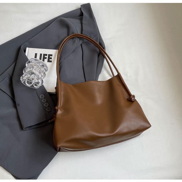 Simple Messenger Bag Women's 2025 New Spring and Summer Class Single Shoulder Foreign Style Commuting Large Capacity Soft Leather Tote Bag
