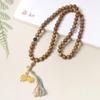 Armband aus goldenem Sandelholzperlen mit Quaste: Unisex Multi-Wrap Rosenkranz im alten chinesischen Stil.
