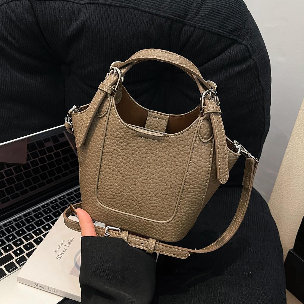 Fashion hand bucket bag women 2025 new Korean version simple shoulder bag niche texture messenger bag one piece delivery