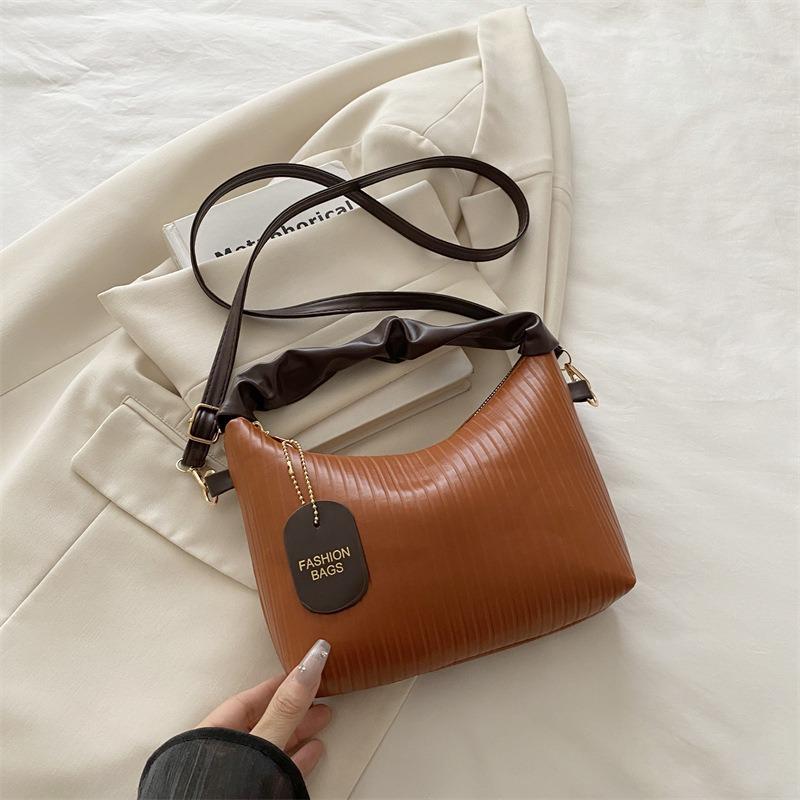 

Contrasting color pleated cloud bag summer new fashion portable women s bag personalized shoulder messenger bag
