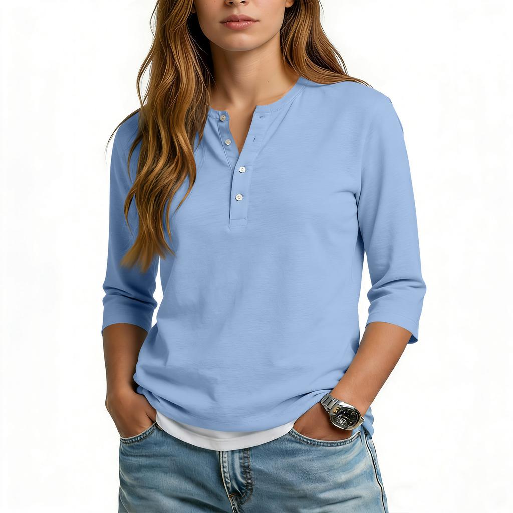 Camiseta informal de mujer con cuello en V, manga tres cuartos y botones decorativos.