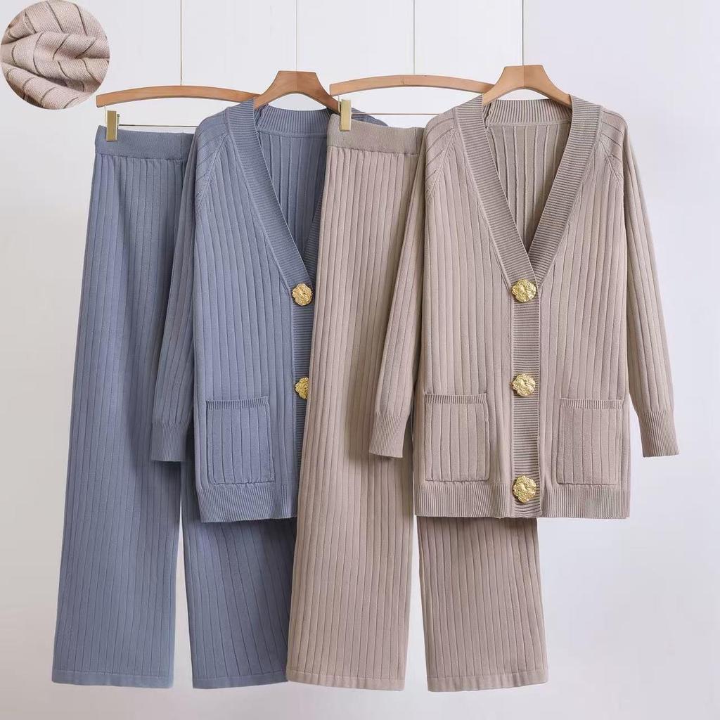 European-Style Women's Two-Piece Set: Knit Cardigan & Wide-Leg Pants - Trendy Spring/Autumn Fashion with Metal Buttons