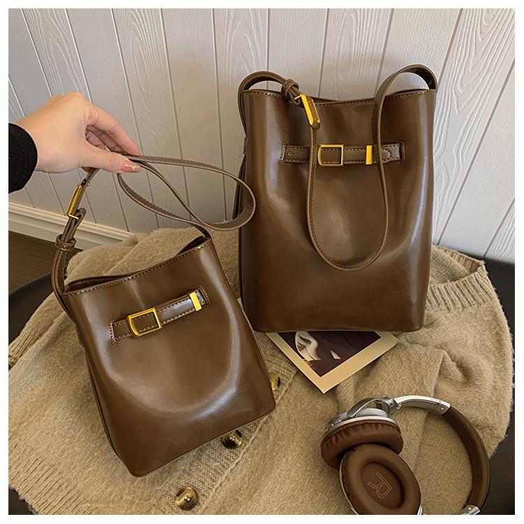 2023 Fashionable Simple Commuter Light Luxury Bag Buckle Shoulder Crossbody Bag Black Coffee Color City Simple Pu Bucket Bag