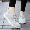 Große Größe Frühling und Sommer Fliegenweben Ein Pedal Mesh Atmungsaktive Slipper Aushöhlen Lässige Sportsocken Schuhe Damen
