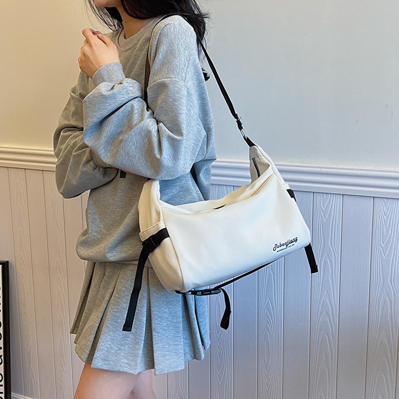 Сумка через плечо с буквенным принтом — фото 13