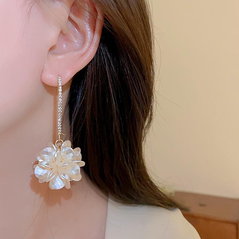 Boucles d'oreilles puces élégantes en argent avec fleurs de perles et pampilles - Mode française haut de gamme polyvalente