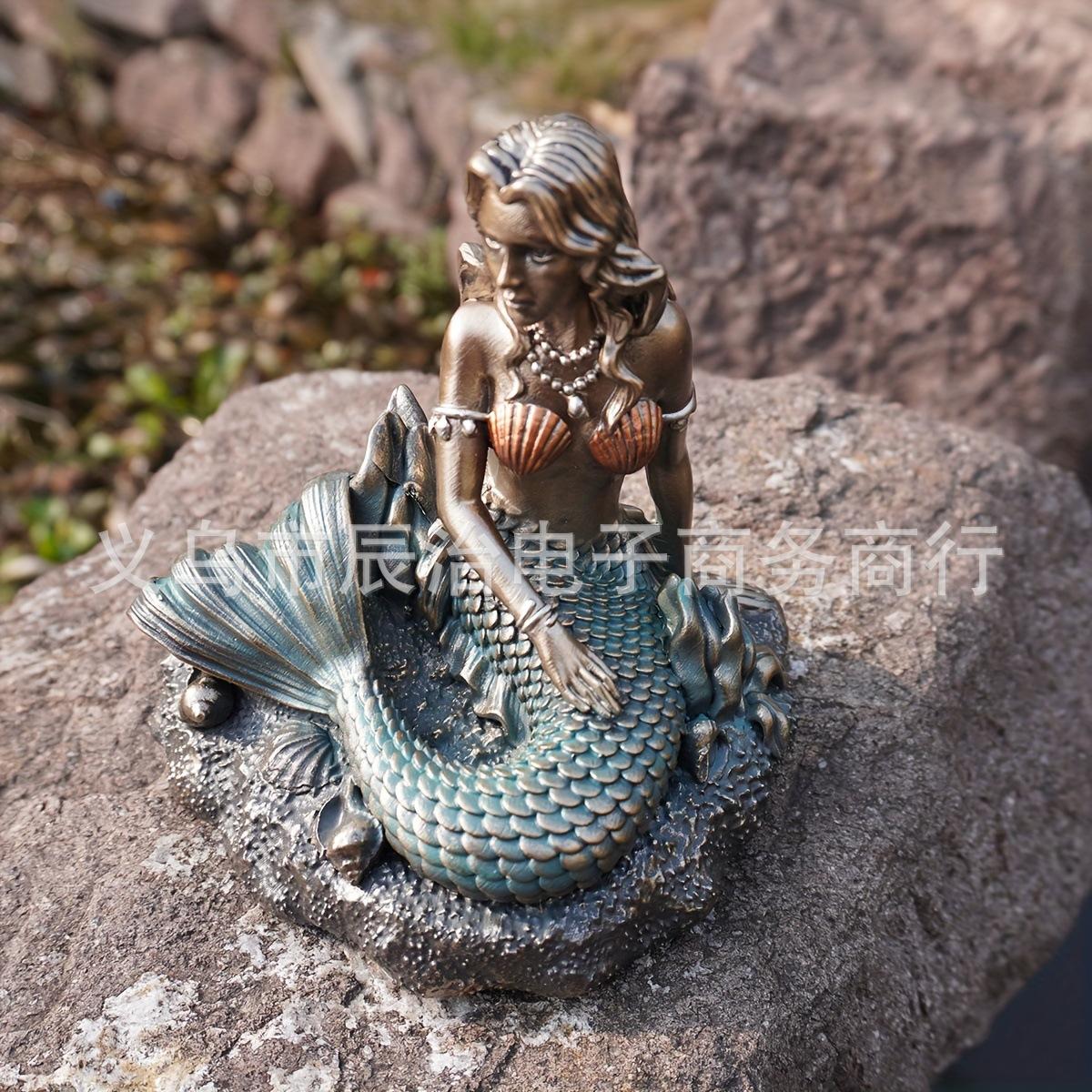 

Русалка, греющаяся на камнях, декоративная статуэтка из смолы, художественные украшения, садовое украшение для дома