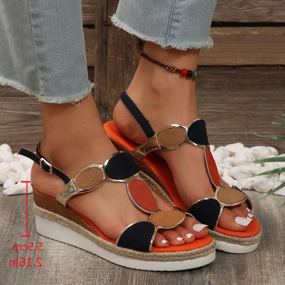 Женские босоножки на танкетке 2024 года — фото 6