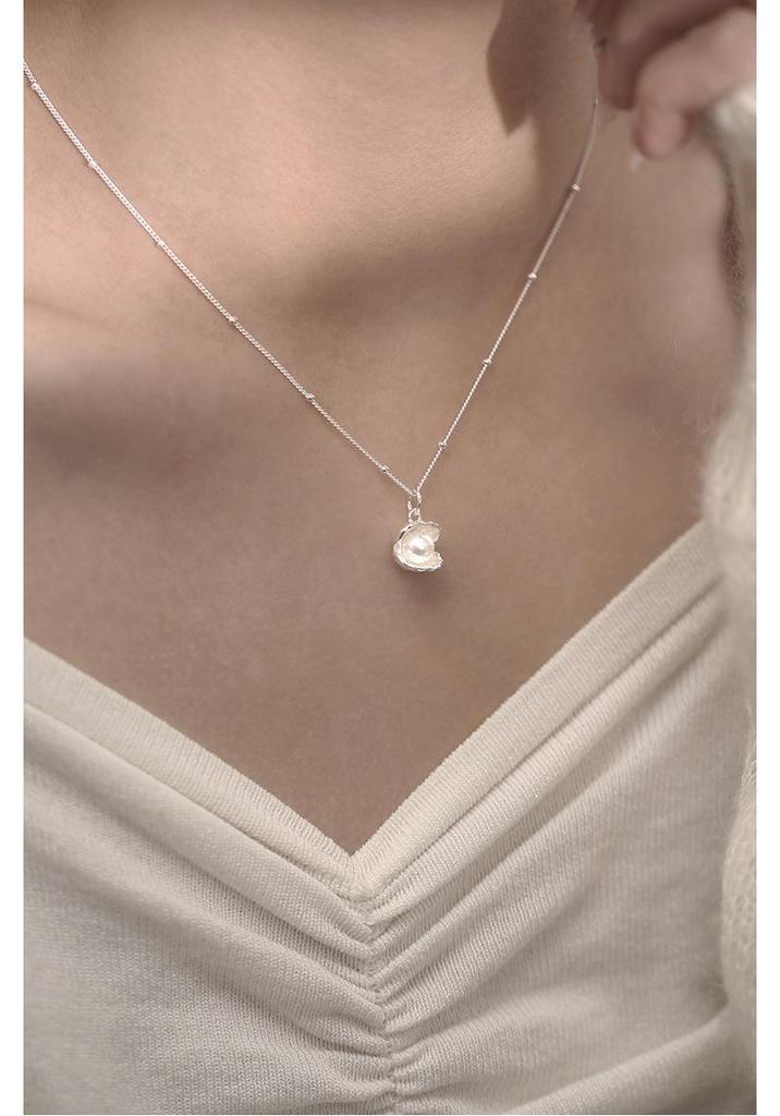 Elegant Shell Pearl Clavicle Necklace for Women - Simple, Versatile, and Fashionable Style.