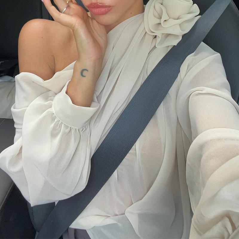 Neues schulterfreies, schräges Kragen- und Blumenapplikations-Mesh-Chiffon-Crop-Top mit gerafftem Herbst-Elegantem, langärmeligem, durchsichtigem T-Shirt