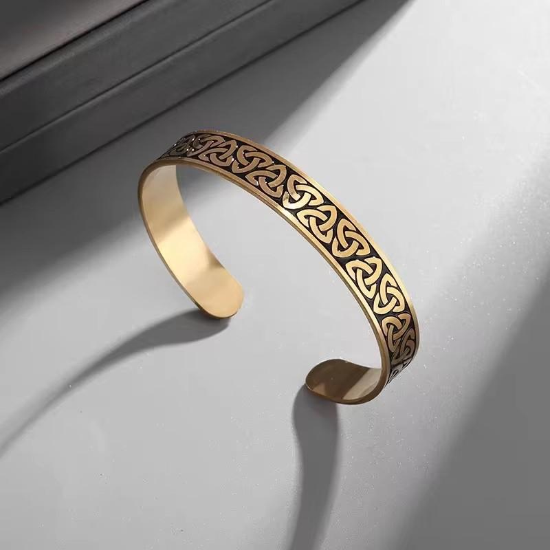 

Titanium Steel Smear Bracelet Cyclic Corrosion Triangle Pattern Stainless Steel Bracelet