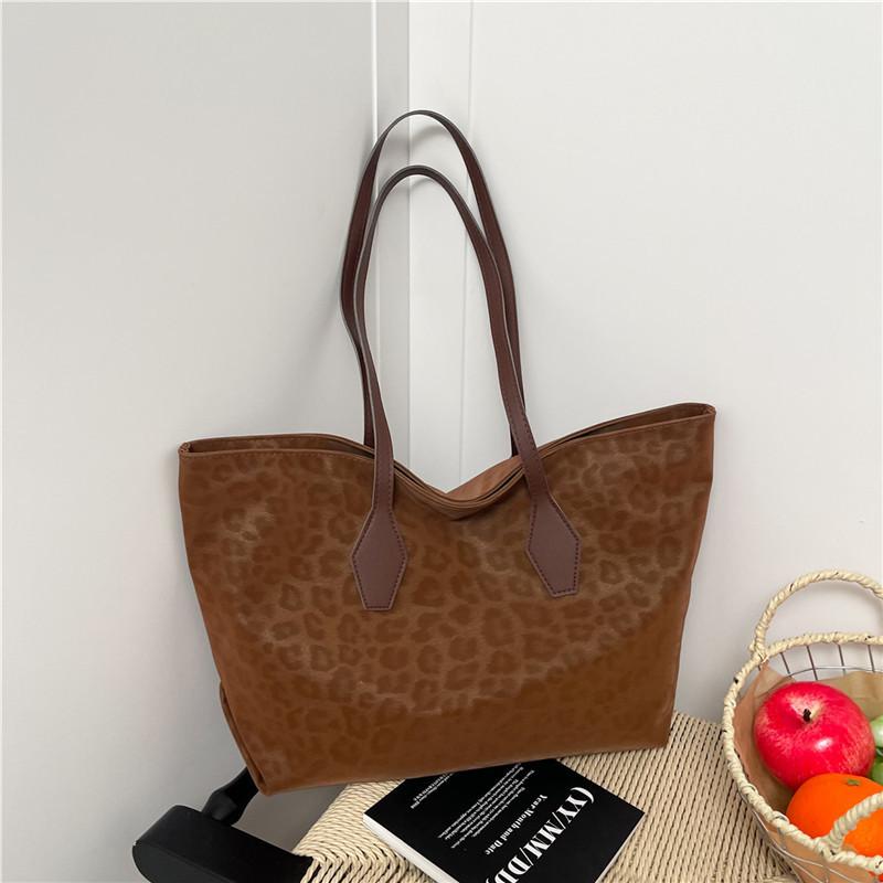 Leopard print bag women's large-capacity new seasonal versatile shoulder bag casual commuter tote bag
