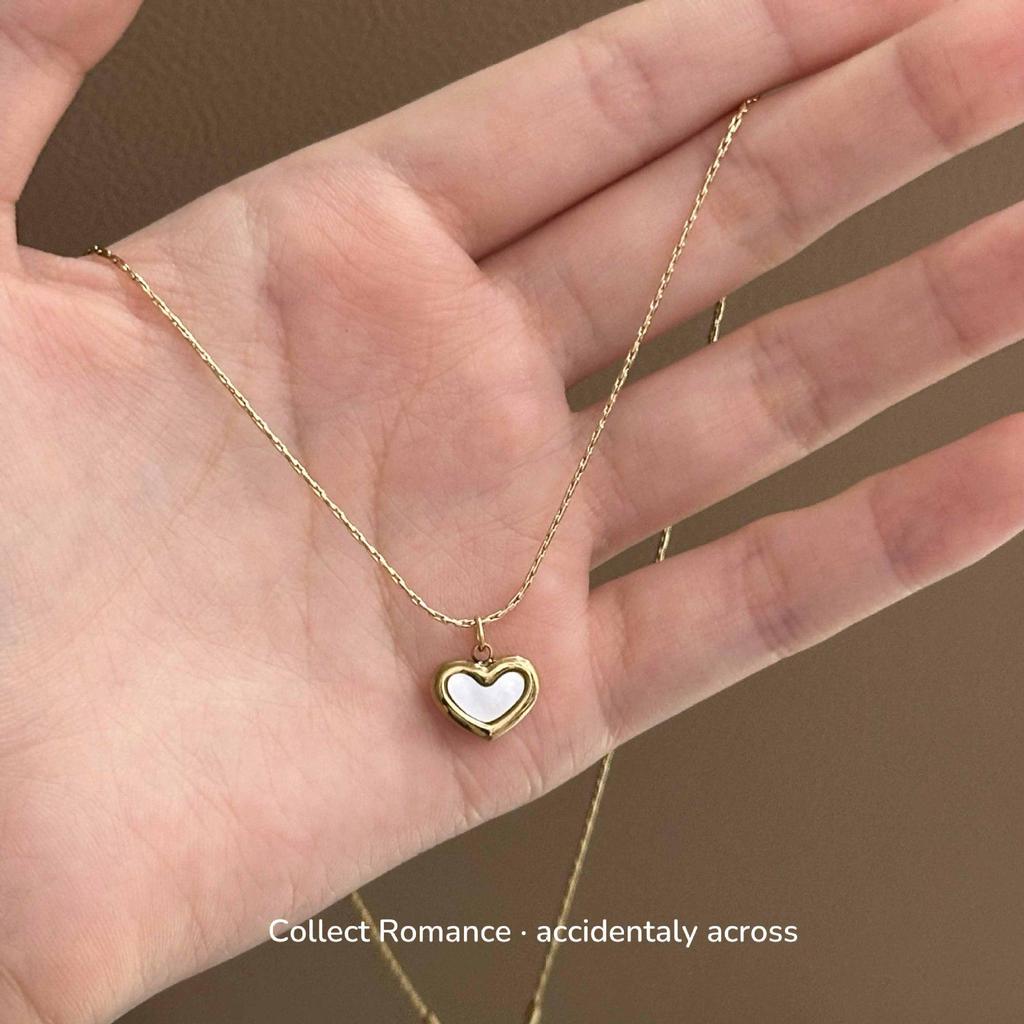 Rote Liebesanhänger-Halskette: Doppelseitiges Herz, Titanstahl, Hohe Farberhaltung, Japanisches & Koreanisches Design