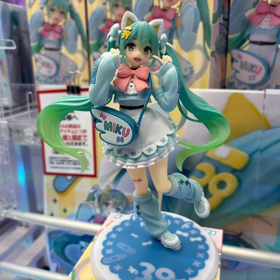 New 19cm Anime Hatsune Miku Figure Sexy Character Ornaments Blue Green chair Kawaii Car Decoration Collectible Model gift