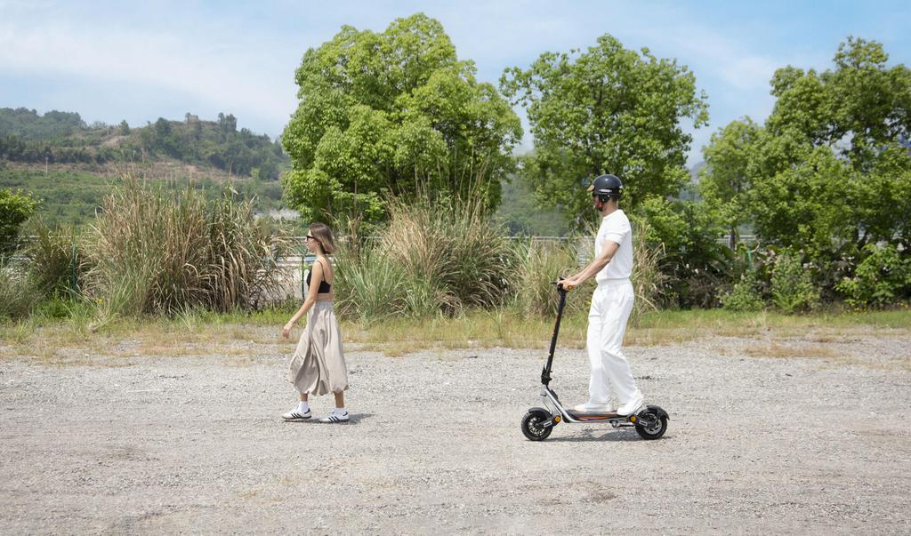 KuKirin A1 Foldable Electric Scooter, 800W Motor with 1000W Peak Power, 45km Range, Dual 140mm Disc Brakes, IPX4 Waterproof, LED Screen