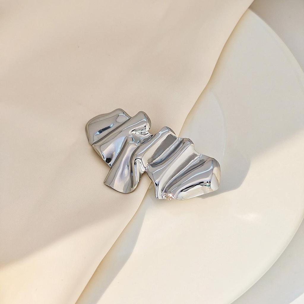 Elegant Angel-Inspired Pleated Brooch - Luxurious Metal Fashion Pin