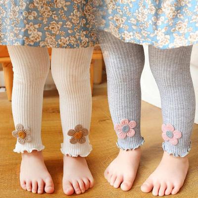 Dünne vertikale Streifen Sonnenblumenholzohrkante Kinder-Shorts können geöffnet werden, damit Mädchen Leggings tragen können