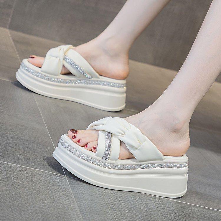 Thick bottom heightening cool slippers women's summer 2025 new versatile outer wear fashion rhinestone muffin slope heel sandals