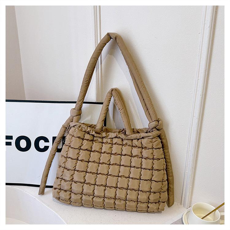 

Commuting large-capacity casual cotton clothes tote bag women s 2025 new bubble pleated embroidery thread fashion messenger bag хаки