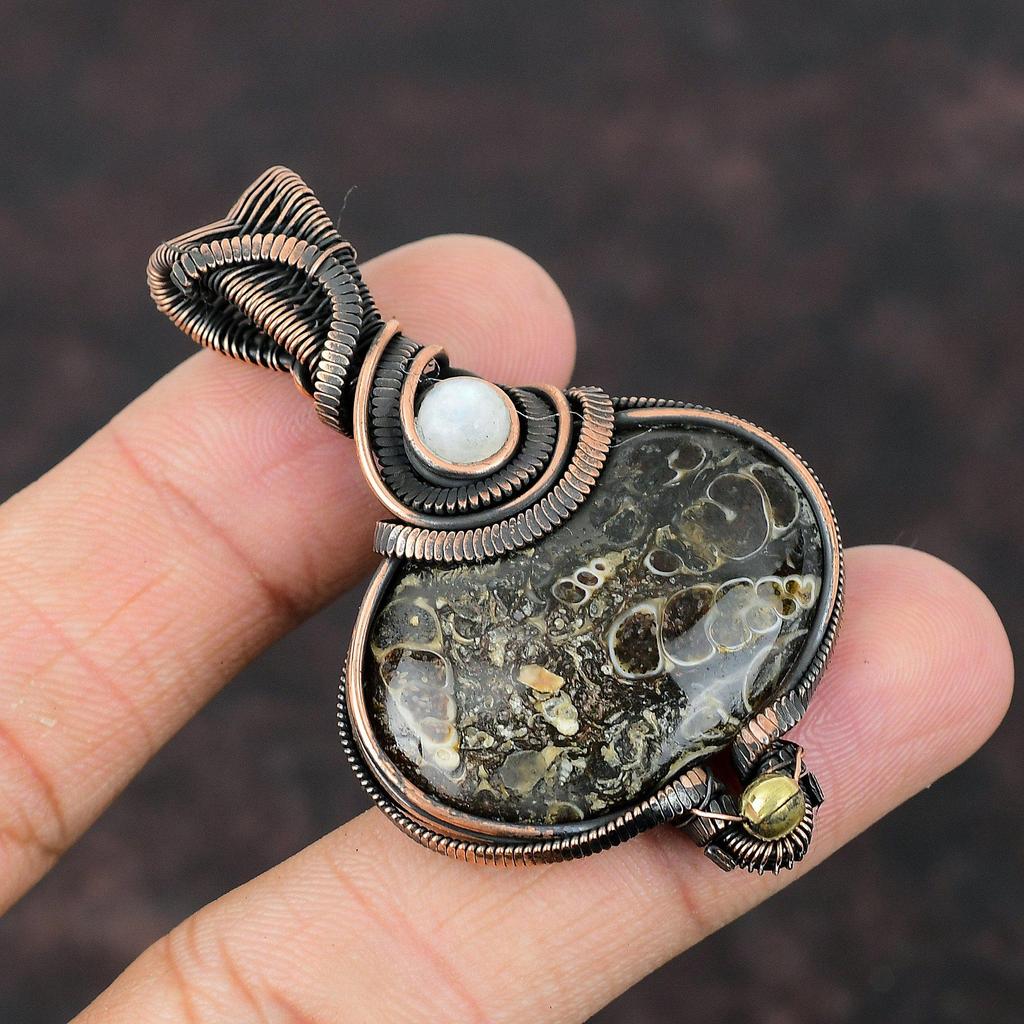 Pandantiv Agat Turritella Pandantiv Înfășurat în Sârmă de Cupru Pandantiv Piatră Lunii Bijuterii Handmade Pandantiv cu Piatră Prețioasă Înfășurată Bijuterii din Cupru Cadou pentru Mamă