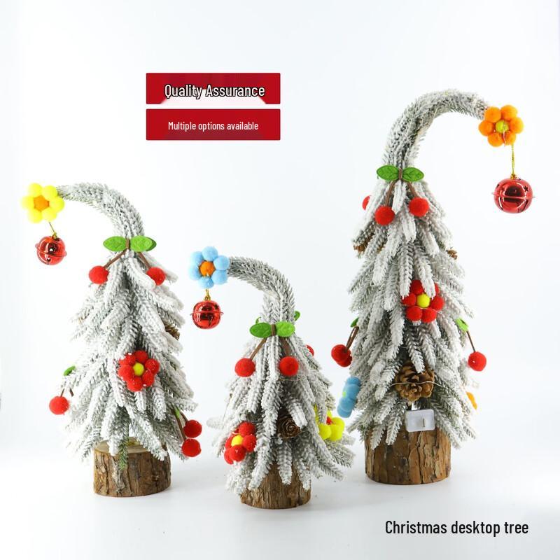 

Причудливая наклонная настольная рождественская елка со снегом и ягодами