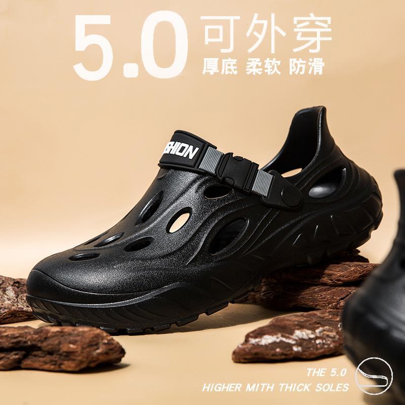 2025 new hole shoes summer men's foot pedal shit feeling outdoor sports beach bag head sandals trendy shoes