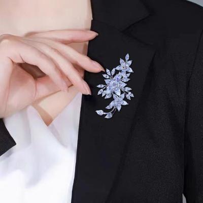 Blumenmuster Brosche mit Zirkonia-Einlage Rutschfeste Schnalle Schal Abzeichen Mäntel Pullover Hüte Taschen Accessoires