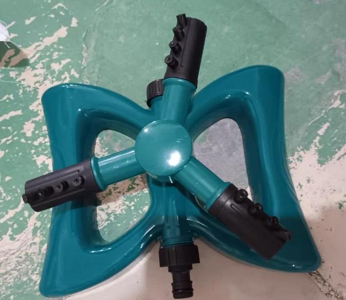 

Durable Metal Garden Sprinkler, 360° Adjustable Rotation, 90° Wide & 45° Narrow Spray Modes for Large Area Watering
