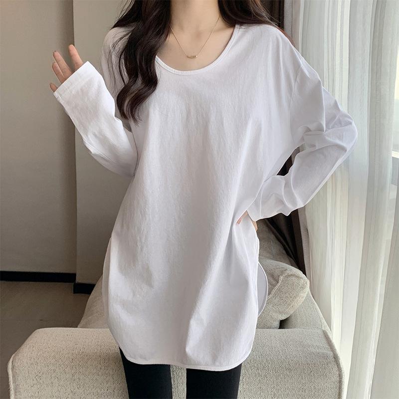 Weißes U-Boot-Ausschnitt Unterhemd für Damen im Frühling und Herbst neues Design Nische unregelmäßiger Schlitz mittellang langärmliges T-Shirt Oberteil