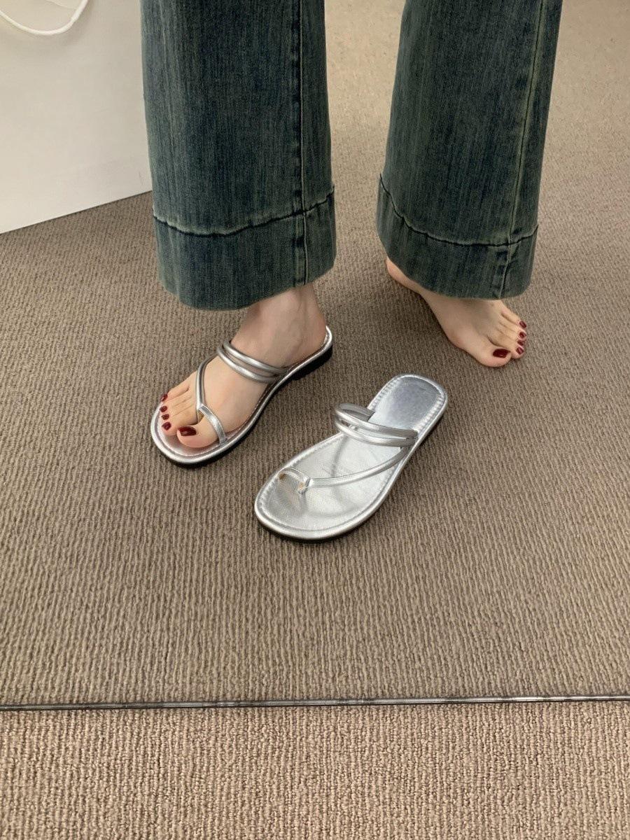 

Простой и универсальный набор пальцев с плоскими сандалиями для женщин, чтобы носить на море, повседневные мягкие двухсторонние крутые тапочки 40 серебряный