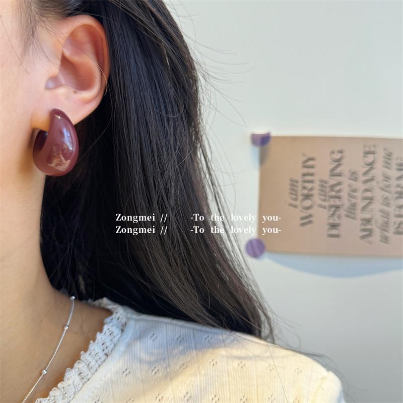 "Hong Kong Retro Metal Drip Oil Earrings: Fashionable, Trendy, Versatile Women's Studs".