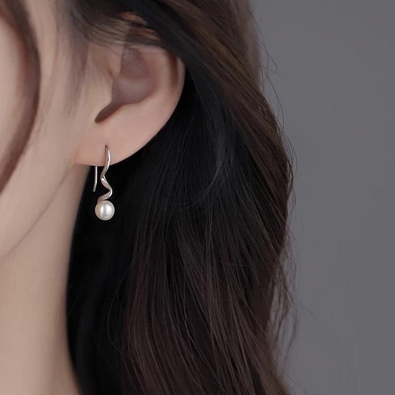 

Fashionable Spiral Earrings with Niche Design, Light Luxury and Cool Style, New Ear Accessories 925 silver