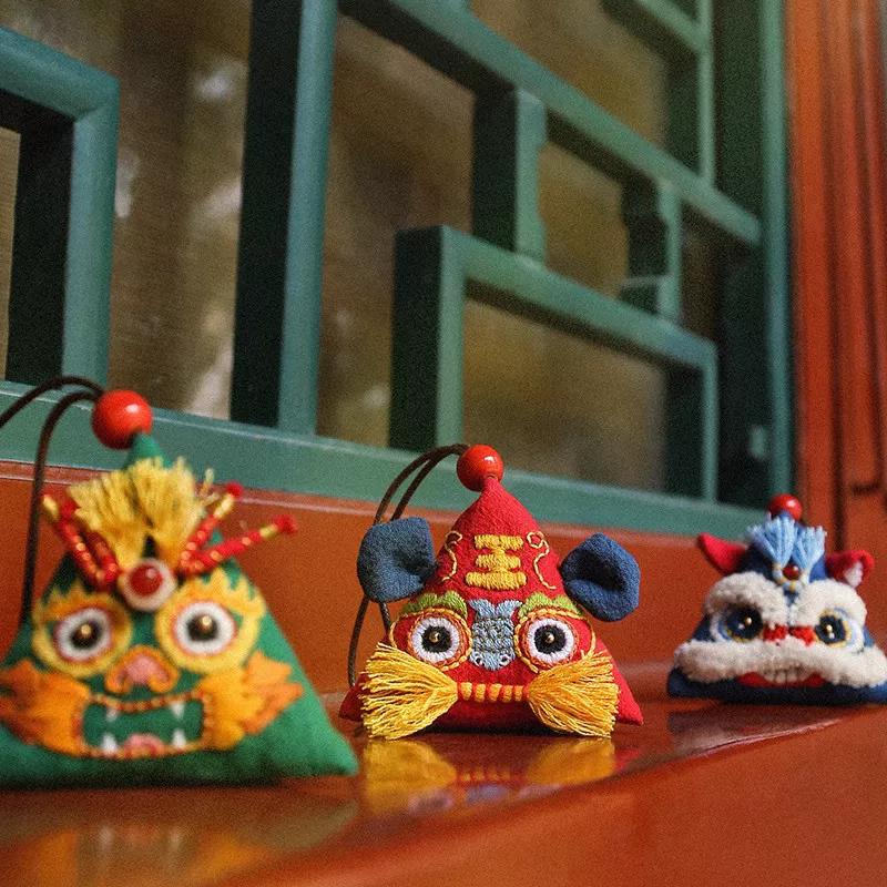 Dragon Boat Festival Sachet Embroider Perfume Bag Argy Wormwood Pouch Small Sachet Ornaments Carry Package Pendant Bags for Lion Climbing