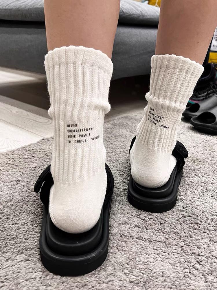 Trendige Marke Einfarbige Verdickte Handtuchsohle Sportsocken Mittellang Arbeitskleidung Retro Baumwollsocken Gestapelte Socken
