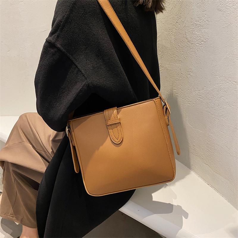 

Foreign order high-end textured bag women s 2025 fashion large-capacity shoulder messenger bag casual versatile bucket bag темно-коричневого кольору