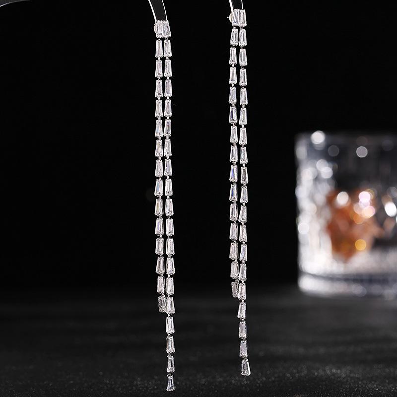 

Игла из серебра S925, корейская версия модных серег, тренд, модифицирующие лицо, нишевый дизайнер, циркон, супердлинные серьги с бахромой