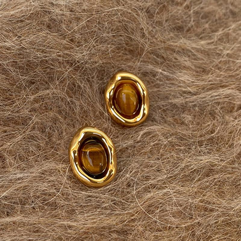 Retro exquisite stud earrings, French temperament resin earrings, fashionable, elegant and versatile high-end earrings