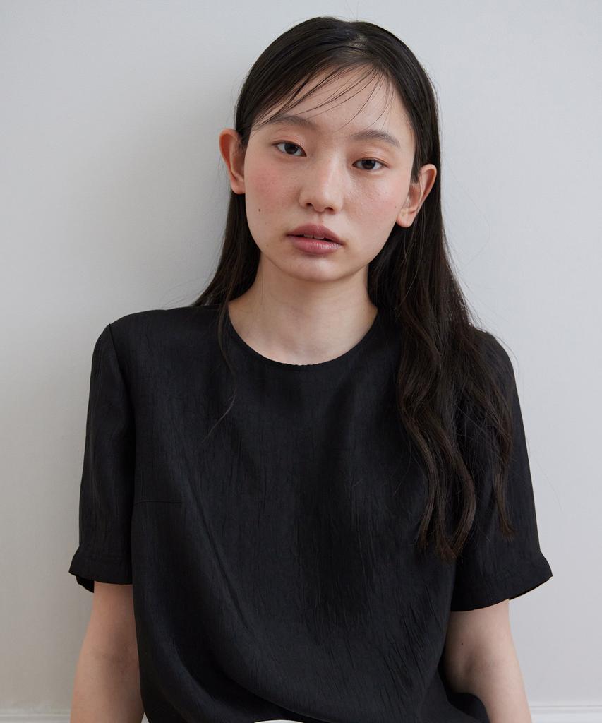 STEP AROUND Crack Half Sleeves Blouse_Black