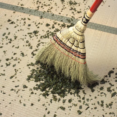 Azuma Industries Takumi Broom, Short Handle, Handwoven Tatami Broom Made with Broom Grass, Utilizing the Quality of the Material for a Comfortable Swe