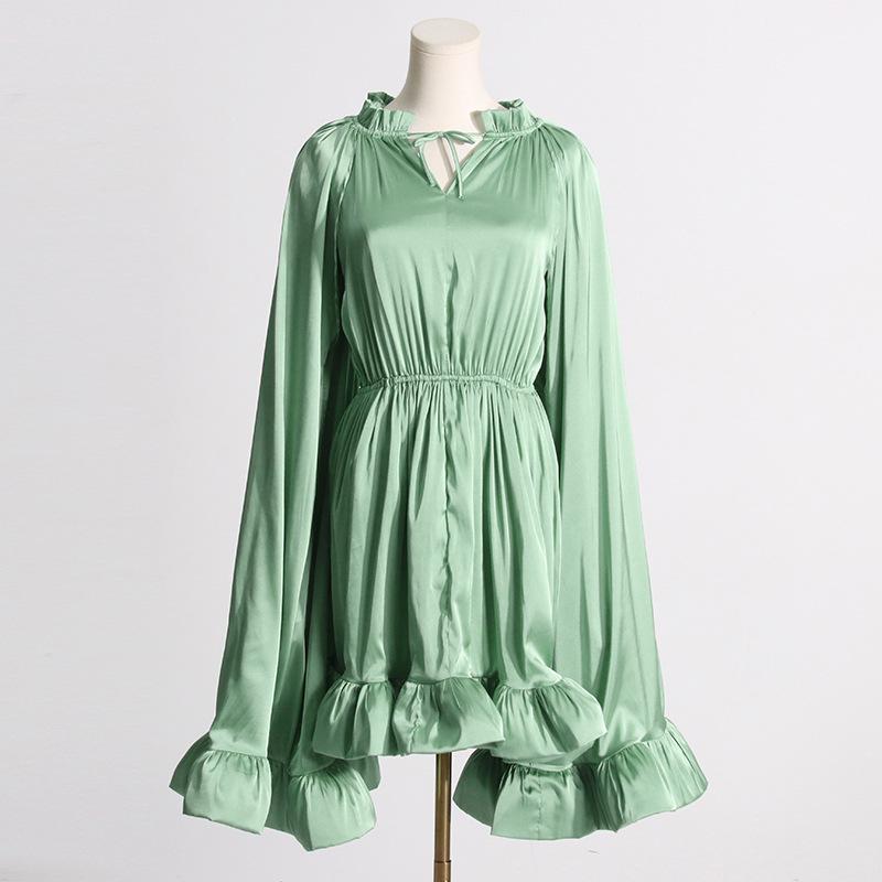 Sommermode 2025: Plissiertes Taillen-Rüschenkleid im Cape-Stil für Damen