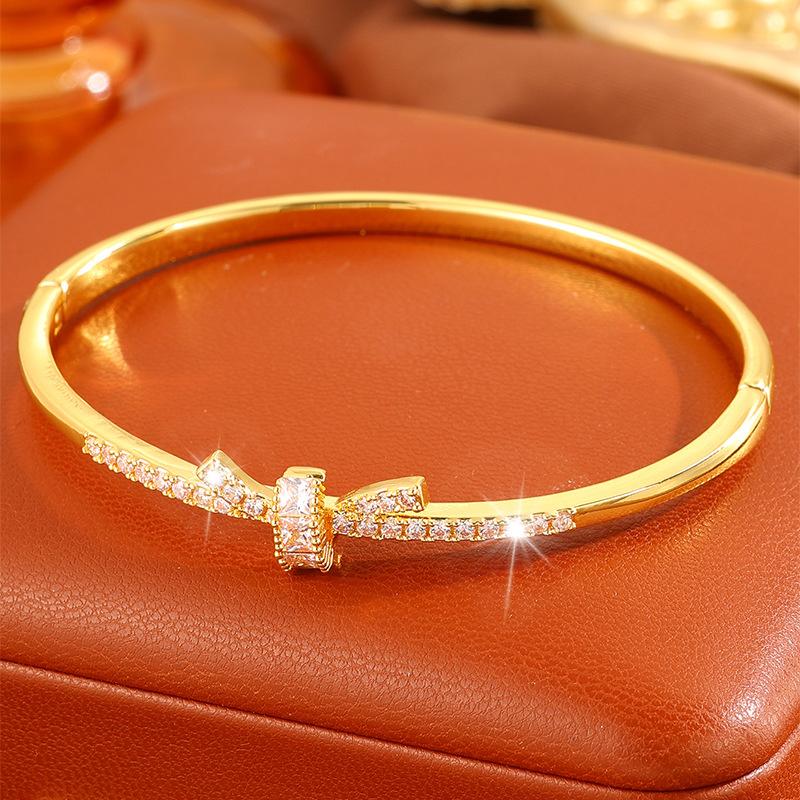 Women's hot-selling bracelets, copper-plated fashionable and simple bracelets, zircon inlaid temperament women's bracelets, popular bracelets.