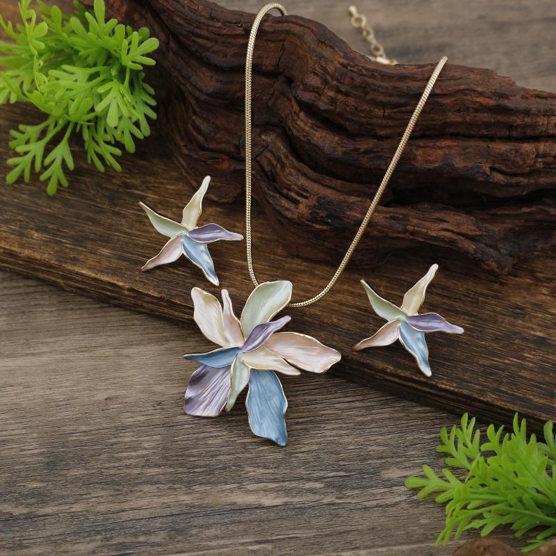 

Новый набор серег-пусетов с эмалью в виде неправильных цветов и подвески, женская мода, высококачественное ожерелье с лепестками