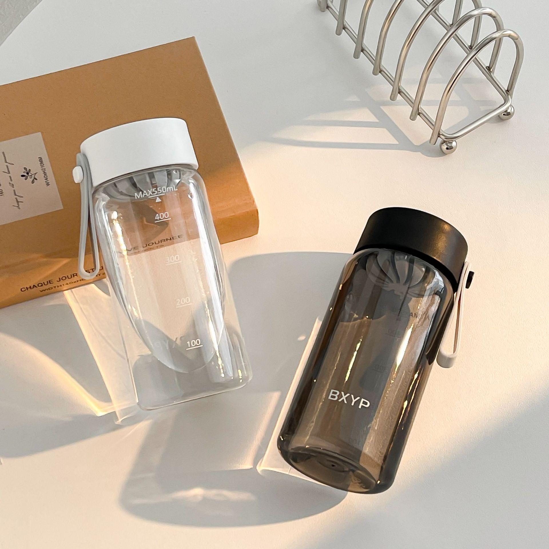 Portable water cup gray portable large-capacity plastic cup sealed 550ml