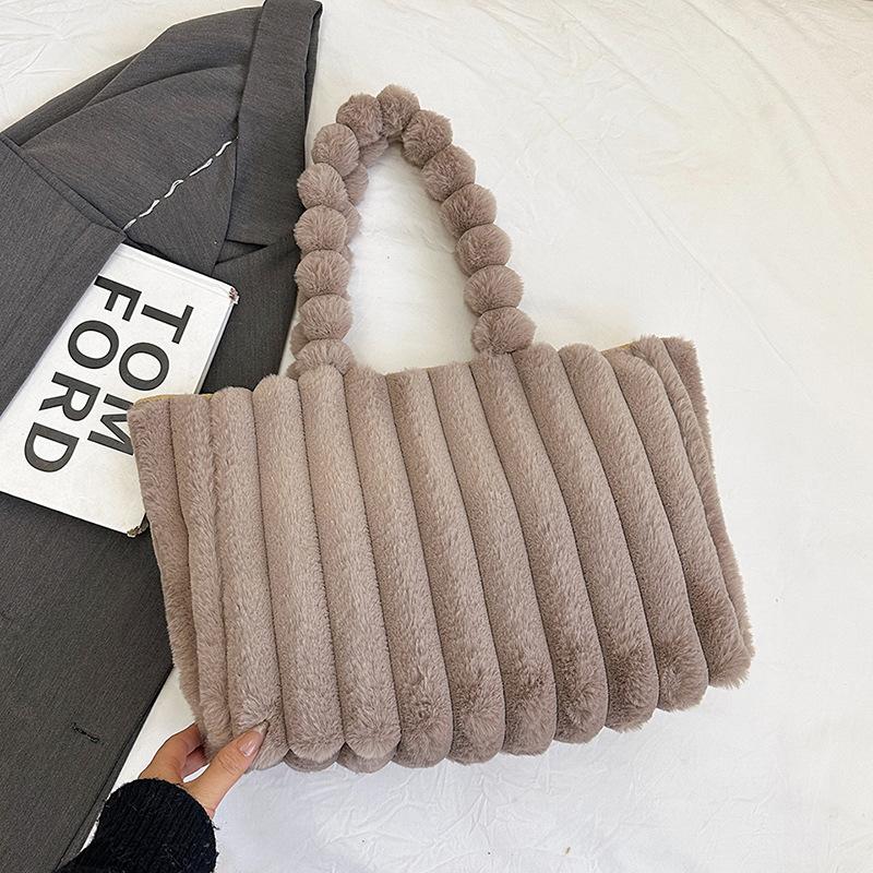 

Plush bag, simple commuting shoulder bag, new casual portable tote bag, commuting to work, fashionable and textured women s bag сірий колір