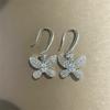 Pendientes colgantes Huitan de moda con mariposa y circonita cúbica para mujer, exquisitos accesorios para orejas de niña, color plateado, joyería llamativa