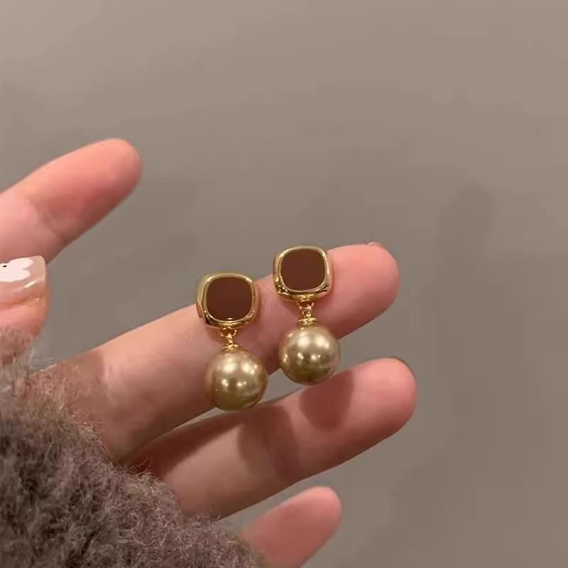 French champagne brown pearl stud earrings femininity versatile high-end small fragrant earrings autumn and winter new ear jewelry