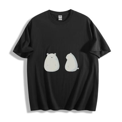 Minimalistisk T-skjorte med grafikk av to hvite bjørner