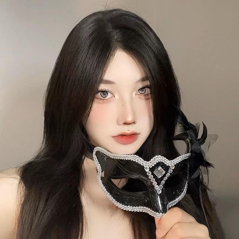 Sexy Spitzen-Halbmaske mit Federn - Halloween-Make-up Maskerade-Party-Accessoire